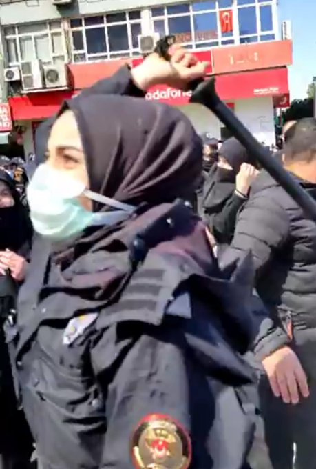 Türkiye'de başörtülü kadın polis, başörtülü kadınlara copla var gücüyle vuruyor!! (Video)