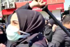 Türkiye'de başörtülü kadın polis, başörtülü kadınlara copla var gücüyle vuruyor!! (Video)