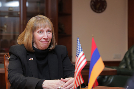 ABD'li Büyükelçi Azerbaycan tarafından esir alınan Ermeni askerlerin aileleri ile görüştü