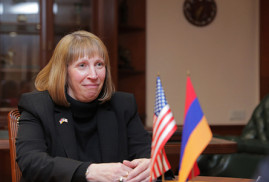 ABD'li Büyükelçi Azerbaycan tarafından esir alınan Ermeni askerlerin aileleri ile görüştü