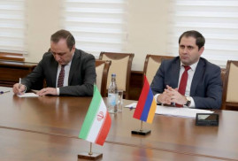 Ermenistan Savunma Bakanı ve Hindistan Büyükelçisi askeri-teknik alanda işbirliğinin derinleştirilmesini görüştüler