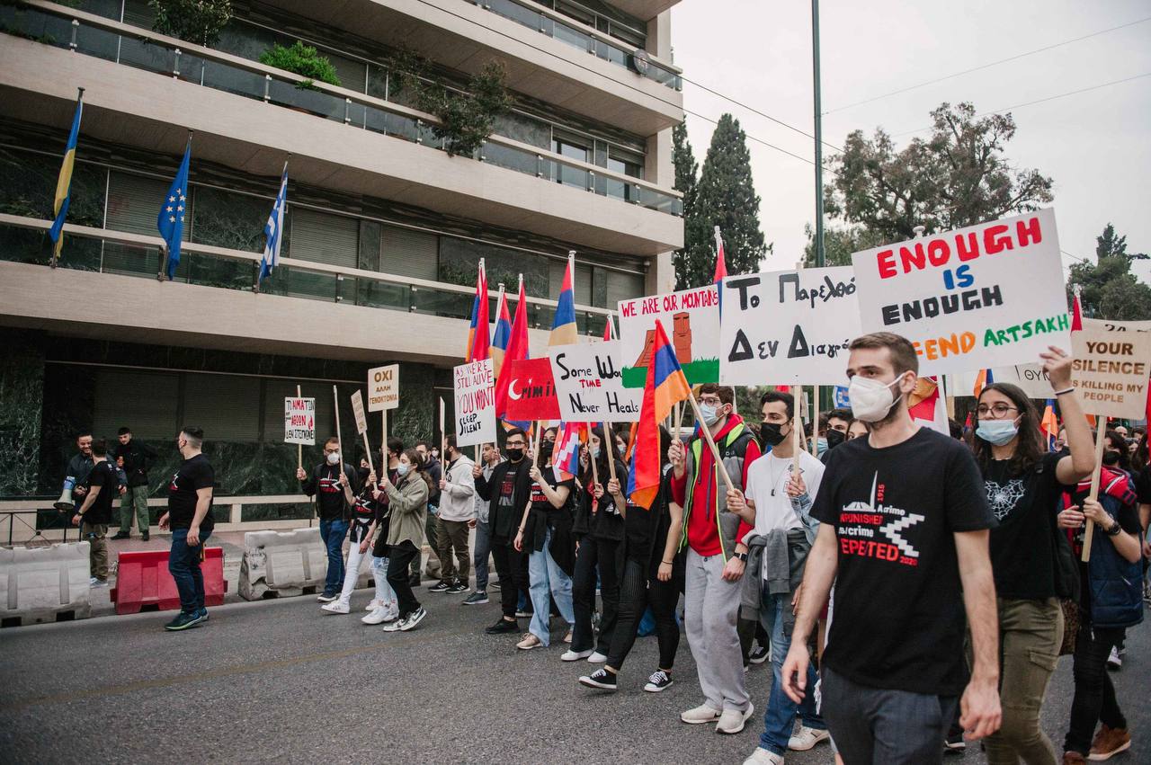 Atina'daki Ermeniler Türkiye'yi protesto etti!