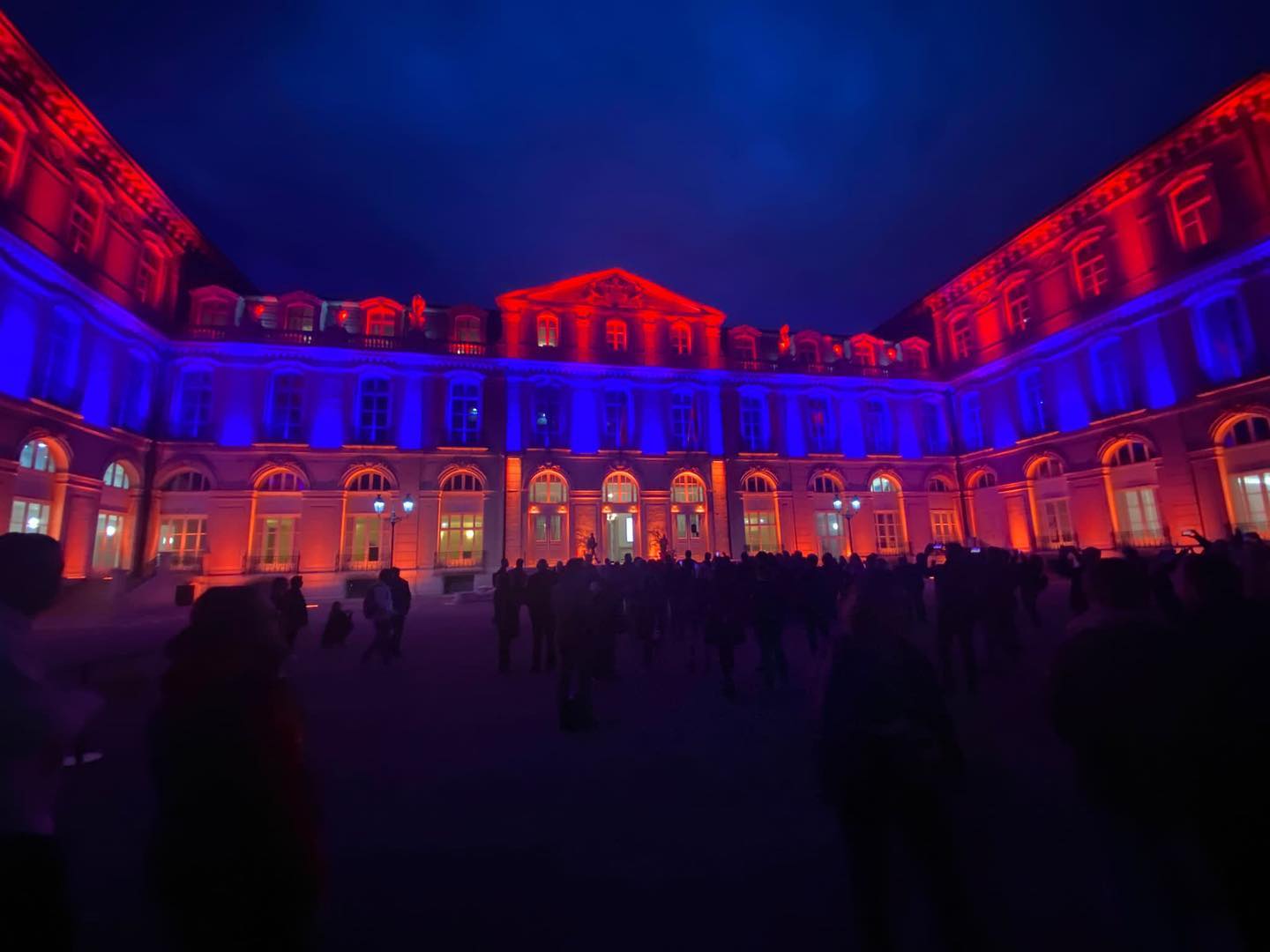 Marsilya'daki Faro Sarayı, Ermenistan bayrağının renkleriyle aydınlatıldı