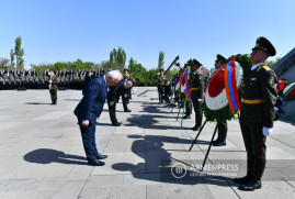 Ermenistan'ın üst düzey yetkilileri Ermeni Soykırımı kurbanlarının anısına saygı duruşunda bulundu