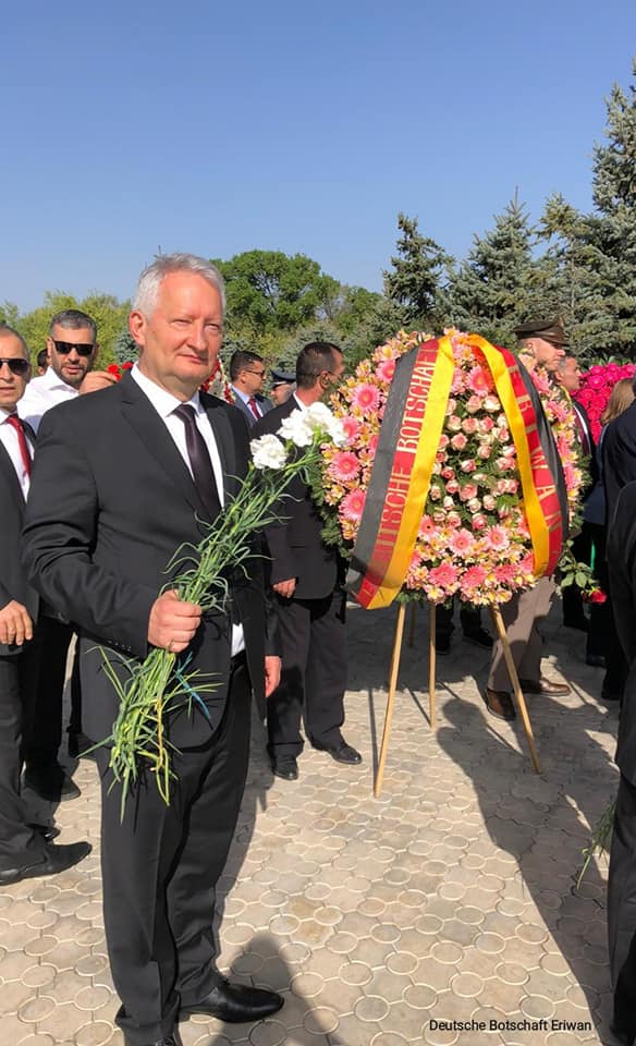 Almanya'nın Yerevan Büyükelçisi, Ermeni Soykırımı Anıtı'na çelenk bıraktı