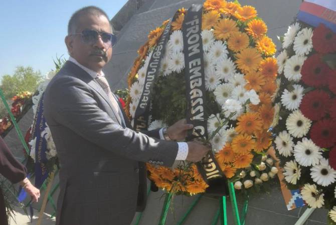 Hindistan Büyükelçisi, Ermeni Soykırımı kurbanlarının anısına saygı duruşunda bulundu