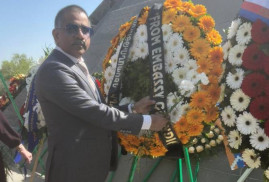 Hindistan Büyükelçisi, Ermeni Soykırımı kurbanlarının anısına saygı duruşunda bulundu