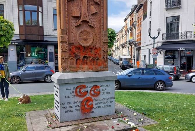 Brüksel'de kültürel vandalizm! Ermeni Soykırımı Anıtı bozkurtların çirkin saldırısına uğradı! (Foto)