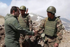 Ermenistan Savunma Bakanı cephe hattını ziyaret etti