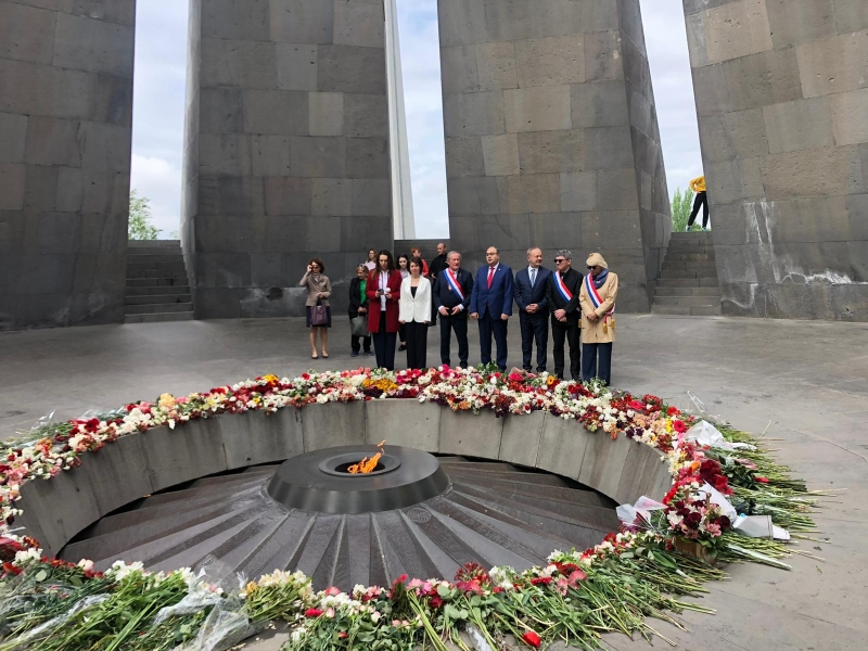 Fransız milletvekiller Ermeni Soykırımı kurbanlarının anısına saygı duruşunda bulundu