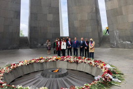 Fransız milletvekiller Ermeni Soykırımı kurbanlarının anısına saygı duruşunda bulundu