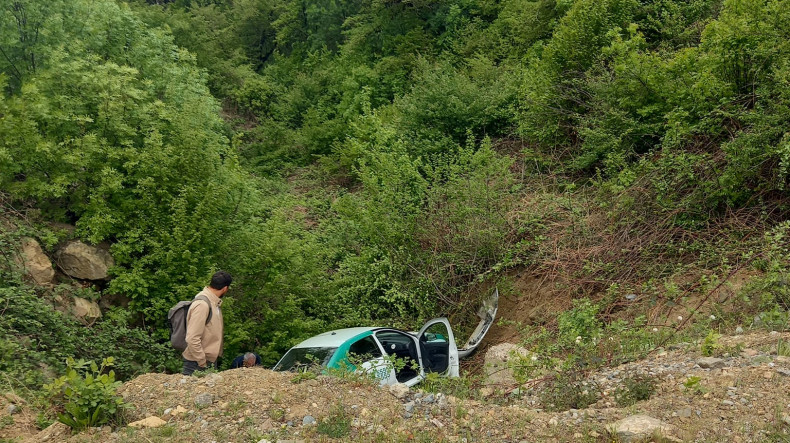 Azerbaycan askerleri Karabağ'da yolcularla dolu bir arabayı vadiye düşürdüler