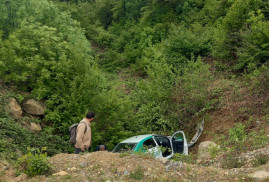 Azerbaycan askerleri Karabağ'da yolcularla dolu bir arabayı vadiye düşürdüler