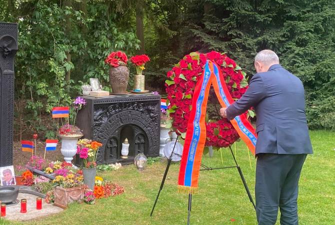 Ermenistan Başbakanı Hollanda'daki Ermeni Soykırımı Haçkar-anıtına çelenk bıraktı
