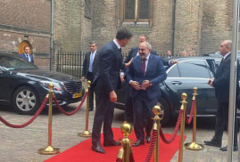 Nikol Paşinyan, Hollanda Başbakanı'nı Ermenistan'a davet etti