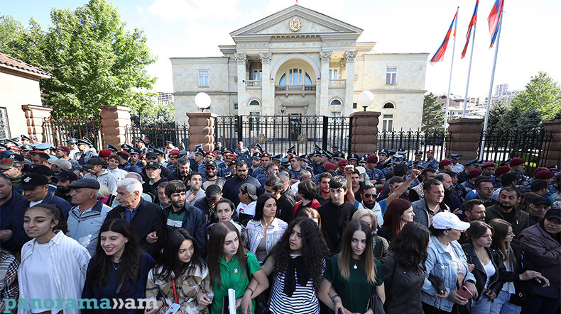 Protestocular Cumhurbaşkanlığı binasını ablukaya aldı