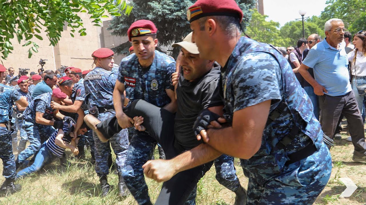 Ermenistan'da protestolar devam ediyor