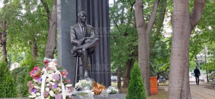 Bulgaristan'da dünyaca ünlü Ermeni şarkıcı Aznavour'un heykeli açıldı