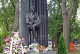 Bulgaristan'da dünyaca ünlü Ermeni şarkıcı Aznavour'un heykeli açıldı
