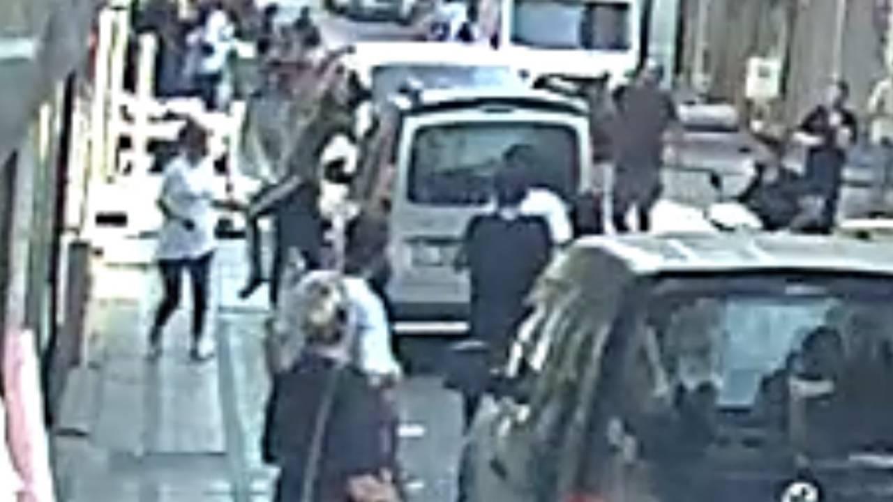 İstanbul'da balkondan düşen 2 yaşındaki çocuğu havada yakaladılar (Video)