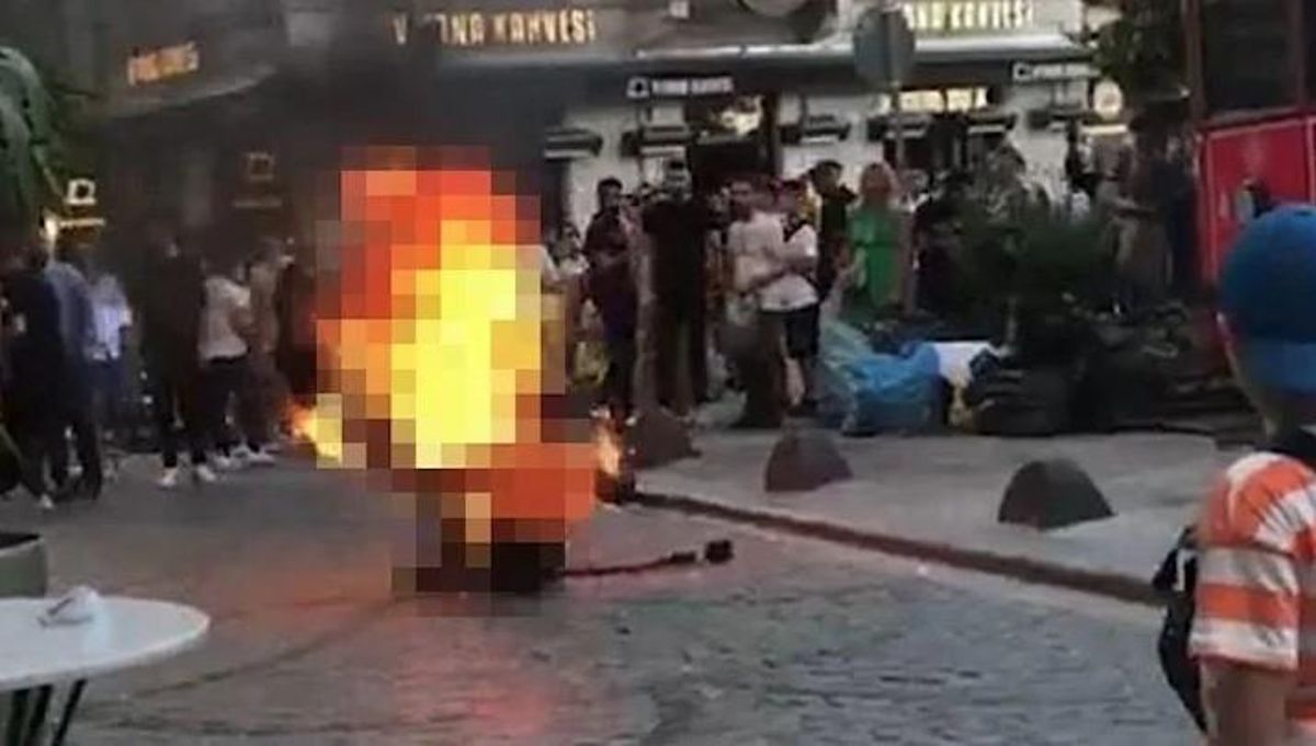 İstanbul'da Galata Kulesi önünde kendini yakan kişi hayatını kaybetti (Foto)