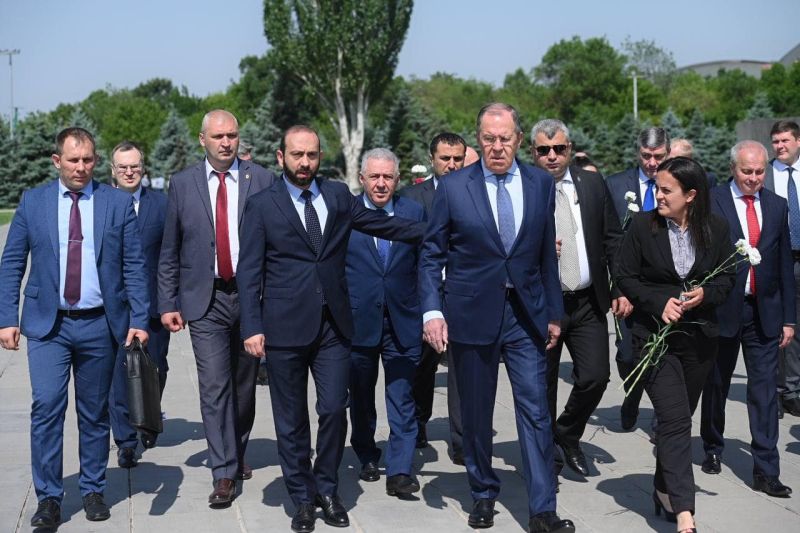 Lavrov, Ermeni Soykırımı kurbanlarının anısına saygı duruşunda bulundu