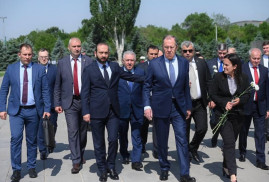 Lavrov, Ermeni Soykırımı kurbanlarının anısına saygı duruşunda bulundu