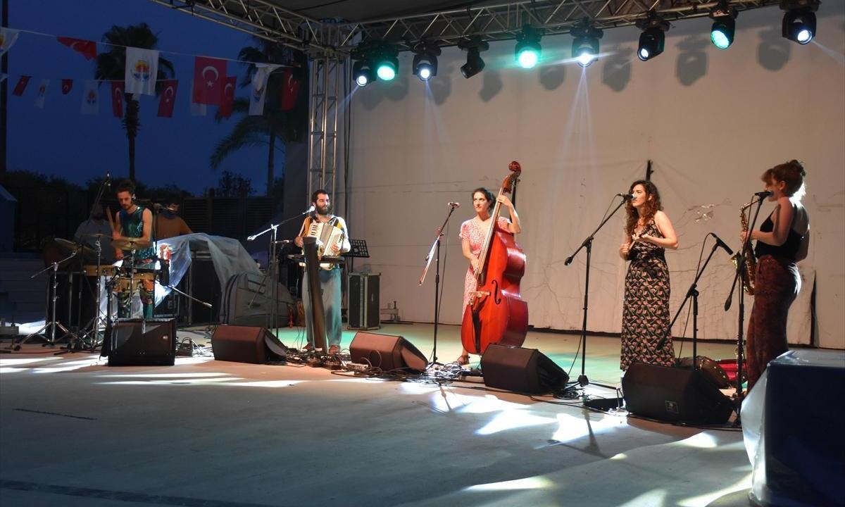 Collectif Medz Bazar müzik grubu, Adana'da konser verdi