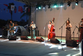 Collectif Medz Bazar müzik grubu, Adana'da konser verdi