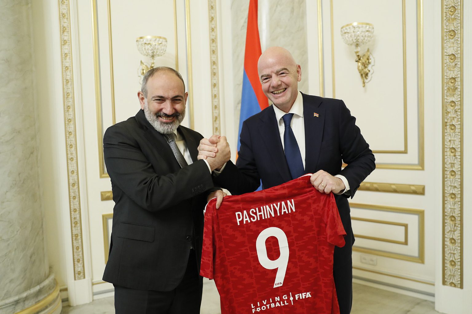 Nikol Paşinyan, FIFA Başkanı Gianni Infantino'yu kabul etti