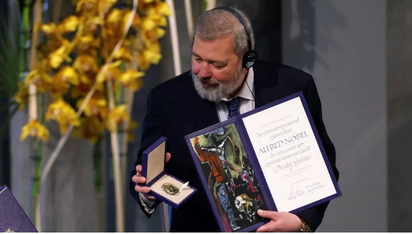 Rus gazeteci Ukraynalı mülteciler için Nobel Barış Ödülü'nü sattı