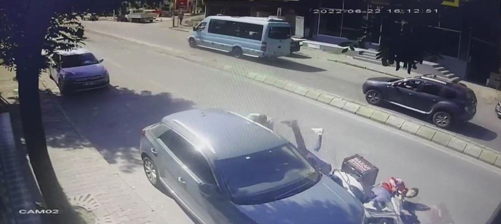 Türkiye'de motosikletin çarptığı yaya uçup başka yayaya çarptı