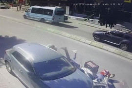 Türkiye'de motosikletin çarptığı yaya uçup başka yayaya çarptı