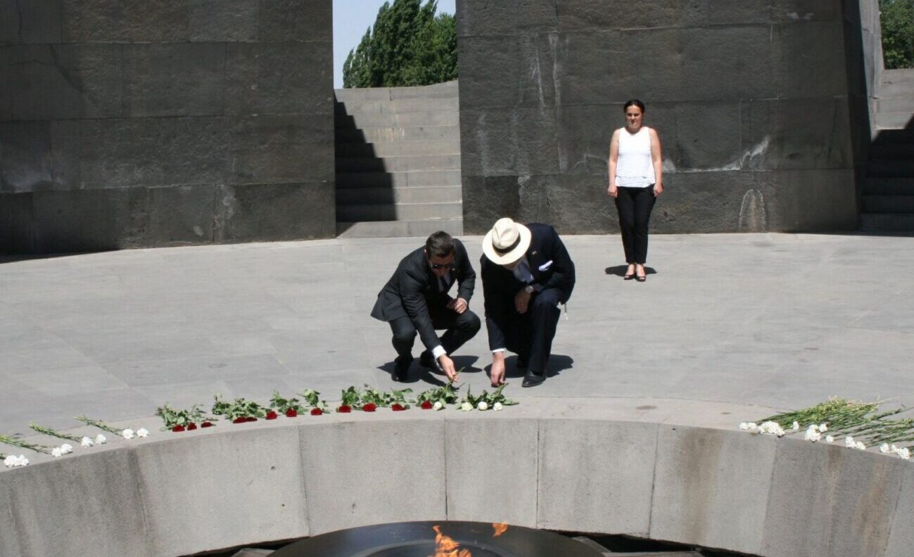İsrail’in Ermenistan Büyükelçisi Ermeni Soykırımı Anıtı’nı ziyaret etti