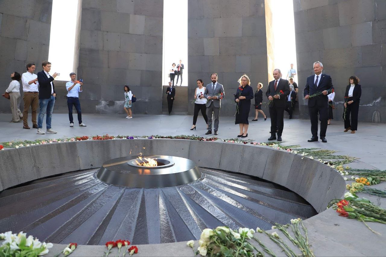 Alman bakanın başkanlığındaki heyetten Ermeni Soykırımı anıtına ziyaret