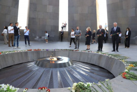 Alman bakanın başkanlığındaki heyetten Ermeni Soykırımı anıtına ziyaret