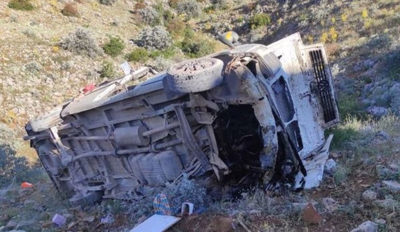 Türkiye’nin Konya şehrinde tarım işçilerini taşıyan minibüs devrildi: 2 ölü, 18 yaralı