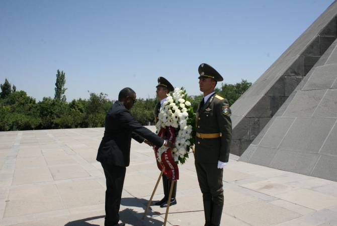 Ruanda Dışişleri Bakanı Ermeni Soykırımı Anıtı'nı ziyaret etti