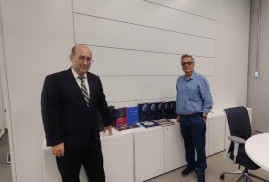 Ermeni Büyükelçi, Yunanistan Milli Kütüphanesi'ne Ermeni Soykırımı hakkında kitaplar hediye etti