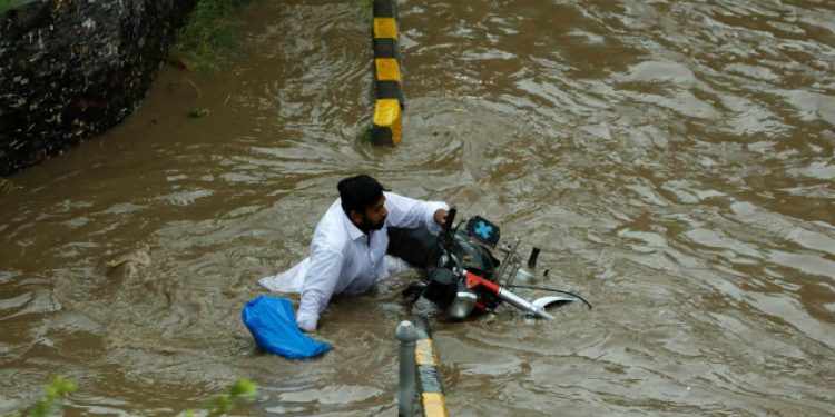 Pakistan'da muson yağmurları nedeniyle ölenlerin sayısı 298'e yükseldi