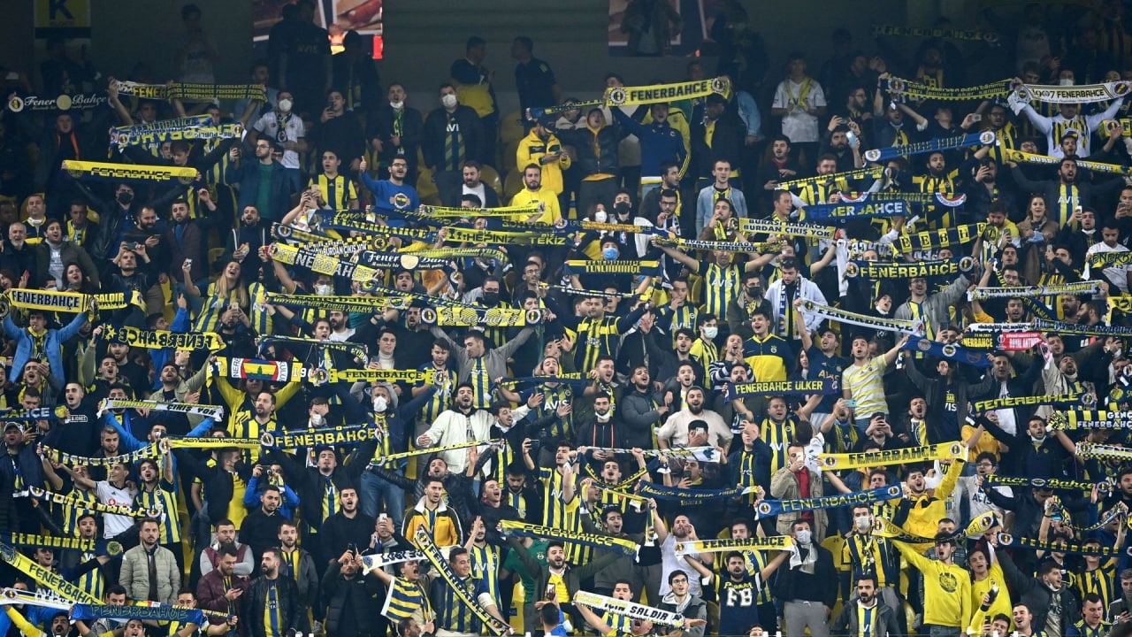 Fenerbahçe taraftarları İstanbul stadyumunda Putin'in adını haykırdı ama o da yaramadı (video)