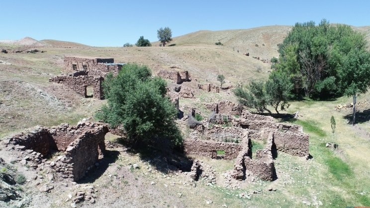 Sivas'ta terk edilmiş eski Ermeni köyünde defineci talanı (foto)