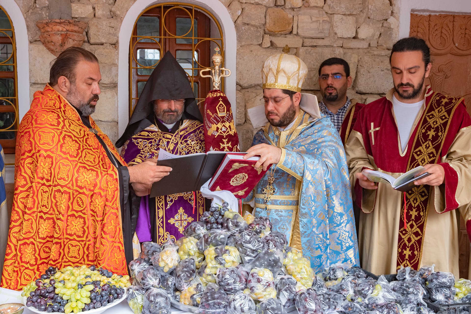 Türkiye'nin son Ermeni köyünde Meryem Ana Yortusu ve Üzüm Bayramı kutlandı (FOTO)