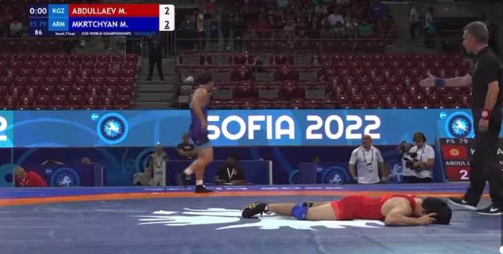 Ermeni güreşçi, Azerbaycanlı rakibini yenerek yarı finale yükseldi (video)