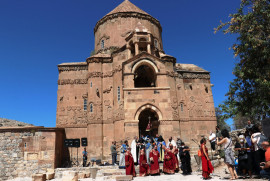 Van Akhtamar Adası'ndaki Surp Haç Ermeni Kilisesi 10'uncu ayine hazırlanıyor