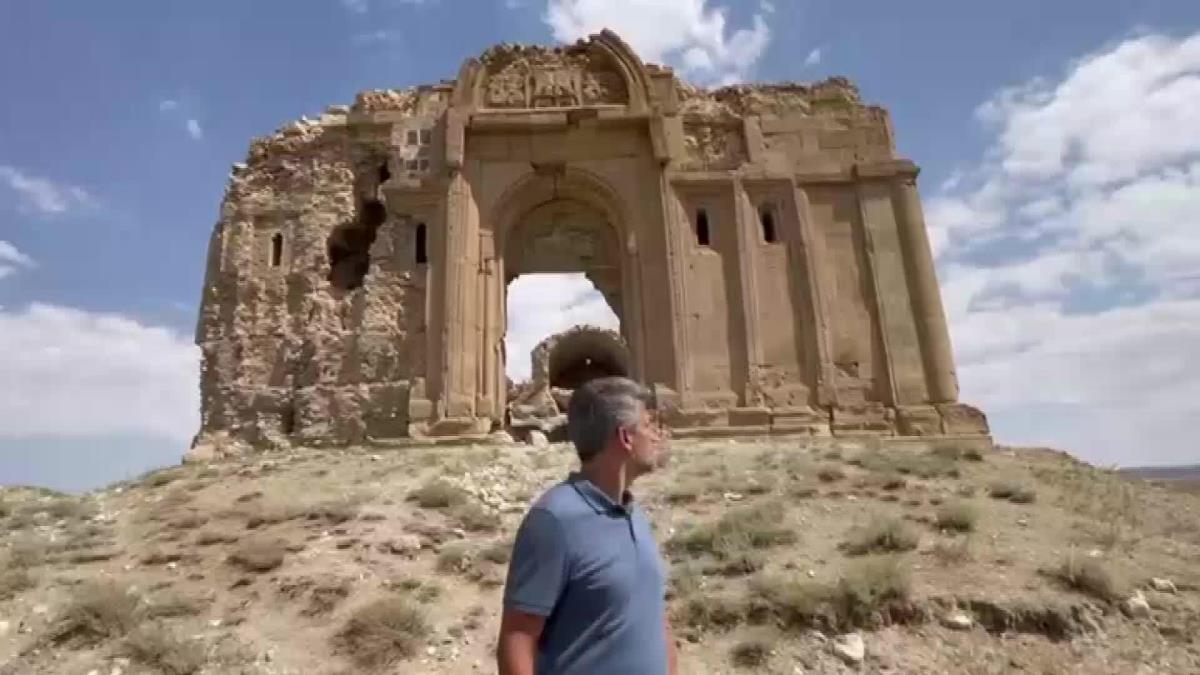 Garo Paylan Van'daki tarihi Ermeni manastır ve kiliseleri inceledi
