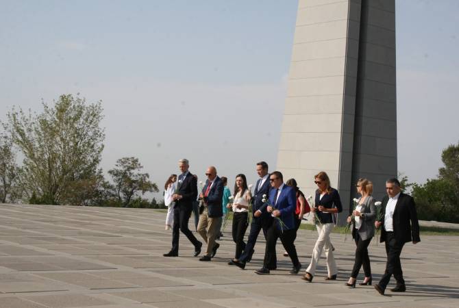Belçika Parlamentosu Belçika-Ermenistan Dostluk Grubu milletvekilleri Ermeni Soykırımı Anıtı'nı ziyaret etti