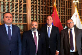 Karabağ Dışişleri Bakanı ve ABD Kongresmeni Schiff Artsakh ihtilafıyla ilgili konular ele aldı