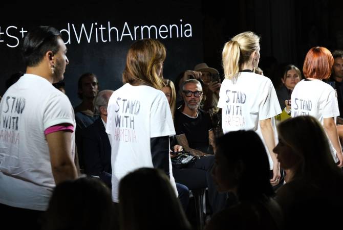 Milano moda haftası çerçevesinde Ermeni tasarımcılar, üzerinde "Stand with Armenia" yazılı tişörtler giyerek podyuma çıktı