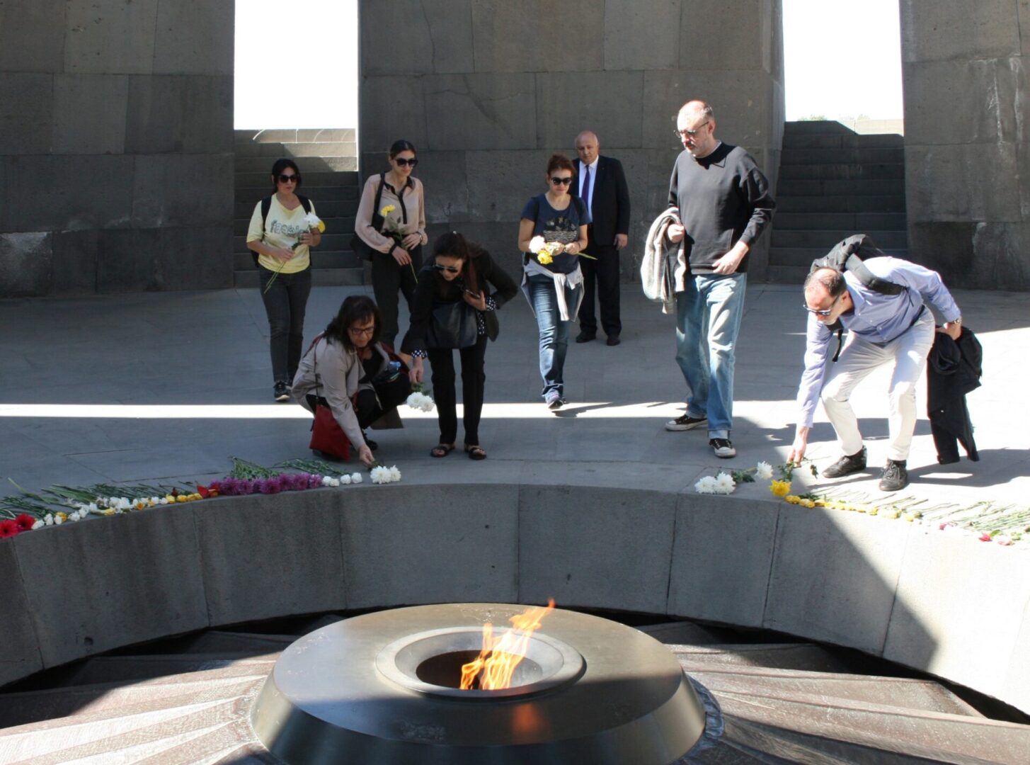 Yunanistan parlamento heyeti Ermeni Soykırımı Anıtı'nı ziyaret etti